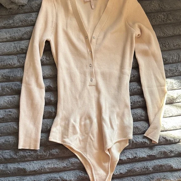 BCBGMaxAzria Beige V-Neck Sweater bodysuit - Picture 2 of 6